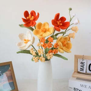 Ewige Herbstblumen, gehäkelte Tulpe Bouquet Orange Gelb Weiß, Herbst-Thema für Sie, Geburtstag Schwester Freund Saisongeschenk
