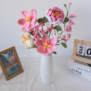 Gehäkelte Blumenstrauß, handgemachte immer währende Tulpen und Rosen, rosa, weiß, lila, blau, Geschenk für Abschlussfeier Geburtstag, Schwester, Freundin, Mutter