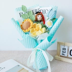 Handgemachter gehäkelter Sonnenblumen-Abschlussstrauß mit gestrickter Abschlusspuppe, sofortiges Abschlussgeschenk für sie / ihn