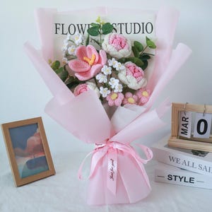 Häkelblumenstrauß, Rose, Tulpe, rosa, weiß, blau, ewiges Blumengeschenk, Abschlussfeier, Geburtstag, Mutter, Schwester, Freundin