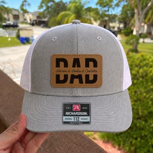 Personlig pappahatt med barnnamn | Anpassad pappahatt med lädermärke | Fars dag-present från barn | Graverad pappa-truckerkeps med snapback