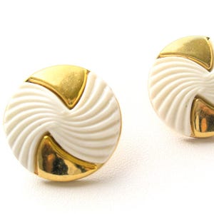 レトロなアクリル製渦巻きイヤリング。ゴールドとクリーム色のステートメントスタッドピアス。ヴィンテージ風の彫刻的なジュエリー。大胆なラウンドファンデザイン。一点物。アールデコジュエリー
