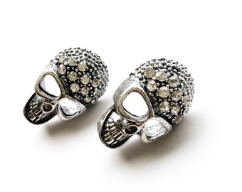 Dödskalleörhängen. Dödskalleörhängen med strass. Antik mässing eller antikt silver. Rocker punk rebel smycken. Hemsökt läskig Halloween. Gåva.
