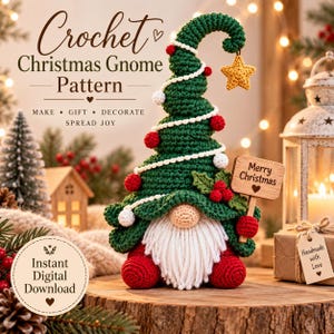 Può includere: Uno gnomo natalizio all'uncinetto con un alto cappello verde a forma di albero, decorato con filo bianco, pon pon rossi e una stella gialla. Lo gnomo ha un naso beige, una barba bianca e piedi rossi. Tiene un cartello in legno Merry Christmas.
