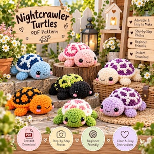 Könnte beinhalten: Eine Sammlung von sechs gehäkelten Schildkröten-Plüschtieren in verschiedenen Farben wie Blau, Pink, Orange, Schwarz, Grün und Lila, präsentiert mit einem Holzschild mit der Aufschrift Nightcrawler Turtles PDF Pattern und vier runden Symbolen.