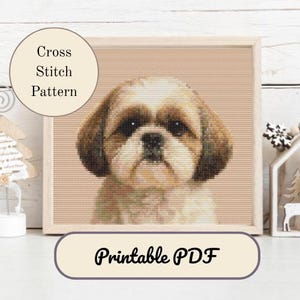 Op de afbeelding: Een ingelijst kruissteekpatroon met een Shih Tzu-hond met bruine en witte vacht. De afbeelding bevat de tekst "Cross Stitch Pattern" en "Printable PDF" in respectievelijk een cirkelvormige en rechthoekige banner.