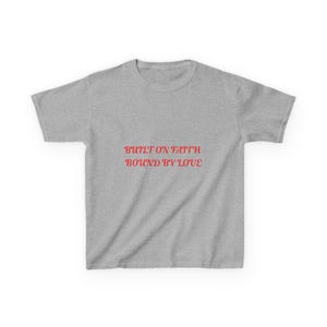 Camiseta infantil "Construidos sobre la fe, unidos por el amor" / Camiseta cristiana rosa con texto
