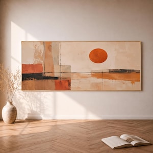 Könnte beinhalten: Ein rechteckiges Wandbild mit einer abstrakten Landschaft und einem großen orangefarbenen Kreis, der eine Sonne darstellt. Die Komposition enthält horizontale schwarze Linien sowie texturierte Farbflächen in Beige, Hellbraun und Orange.