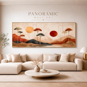 Könnte beinhalten: Ein panoramisches Wandbild mit einer Landschaft aus stilisierten Bäumen, geschichteten Bergen in Orange-, Rot- und Dunkelblautönen sowie zwei kreisförmigen Sonnen. Das Kunstwerk enthält dünne goldene rechteckige Umrisse über einem Sofa.