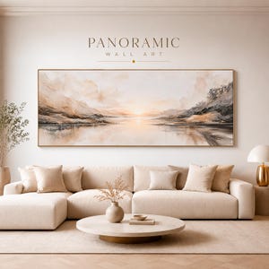Könnte beinhalten: Ein panoramisches Wandkunstwerk mit einem abstrakten Landschaftsgemälde in sanften Beige-, Creme- und gedämpften Grautönen. Das Kunstwerk zeigt einen ruhigen Horizont mit einer leuchtenden Sonne über einem ruhigen Gewässer, gerahmt in einem dünnen Goldrand.