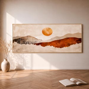 Könnte beinhalten: Ein rechteckiges Wandbild mit einer abstrakten Landschaftsmalerei, die geschichtete Hügel in Beige-, Braun- und dunklen Rosttönen zeigt. Eine große, texturierte orangefarbene Sonne befindet sich in der Mitte vor einem hellen cremefarbenen Himmel.