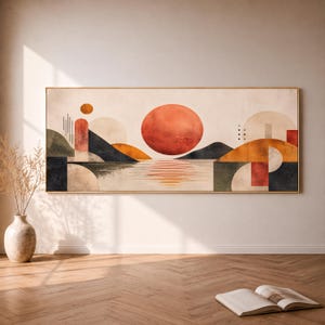 Könnte beinhalten: Ein panoramisches Wandkunstbild mit einer großen roten Sonne, die über einer Landschaft aus abstrakten geometrischen Formen, dunklen Bergen und einer reflektierenden Wasseroberfläche in Orange, Beige, Dunkelgrün und Schwarz zentriert ist.