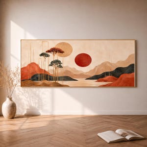 Könnte beinhalten: Ein panoramisches Landschaftsgemälde in einem dünnen Goldrahmen mit einer stilisierten Szene aus zwei kreisförmigen Sonnen in Rot und Gold, geschichteten Bergen in Terrakotta, Schwarz und Beige sowie drei schlanken Bäumen mit goldenen Linien.