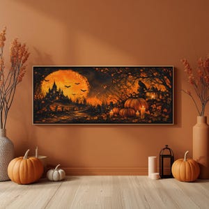 Könnte beinhalten: Ein rechteckiger Wandkunstdruck mit einer dunklen Landschaft, einem großen orangefarbenen Mond, einer Schloss-Silhouette, fliegenden Fledermäusen, Kürbissen und brennenden Kerzen in einem Wald mit Herbstlaub und einem schwarzen Vogel auf einer Laterne.