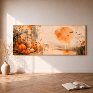 Könnte beinhalten: Ein panoramisches Wandbild mit einer herbstlichen Landschaft im Aquarellstil, das orangefarbene Kürbisse, kahle Baumzweige und einen großen, leuchtend orangefarbenen Mond am Himmel zeigt. Silhouetten von fliegenden Fledermäusen sind zu sehen.