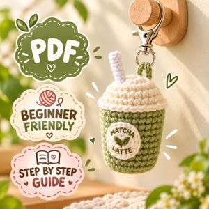Puede incluir: Un llavero de ganchillo con forma de matcha latte, con taza verde, tapa color crema y pajita blanca. La taza tiene un parche circular con el texto MATCHA LATTE y dos hojas. Tres burbujas de texto indican PDF, BEGINNER FRIENDLY y STEP BY STEP GUIDE.