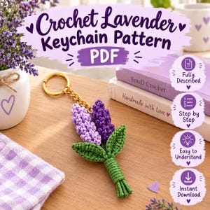 Peut inclure: Un modèle PDF de porte-clés lavande au crochet comprenant un anneau et une chaîne en métal doré fixés à un brin de lavande fait main avec deux têtes de fleurs violet clair et foncé, des feuilles vertes et une base de tige verte enroulée.