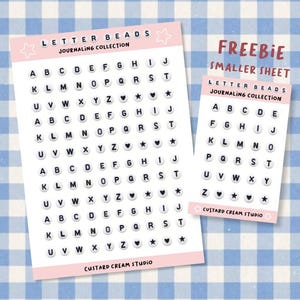 Puede incluir: Dos hojas de pegatinas con cuentas de letras de la colección Journaling de Custard Cream Studio. Las hojas muestran filas de letras de la A a la Z, corazones y estrellas en negro sobre fondos circulares blancos con encabezados de color rosa.