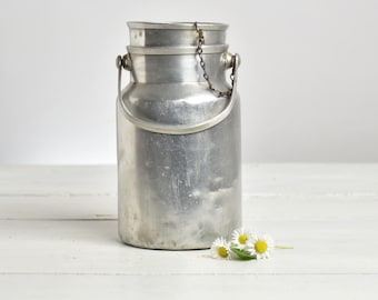 Kedja med lock till mjölkburk i aluminium, liten rustik kanna i lantlig stil