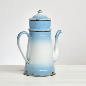 Ancienne cafetière émaillée bleu dégradé - Décoration étagères de cuisine