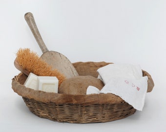 Round wicker bread baker basket  for farmhouse kitchen decorative storage