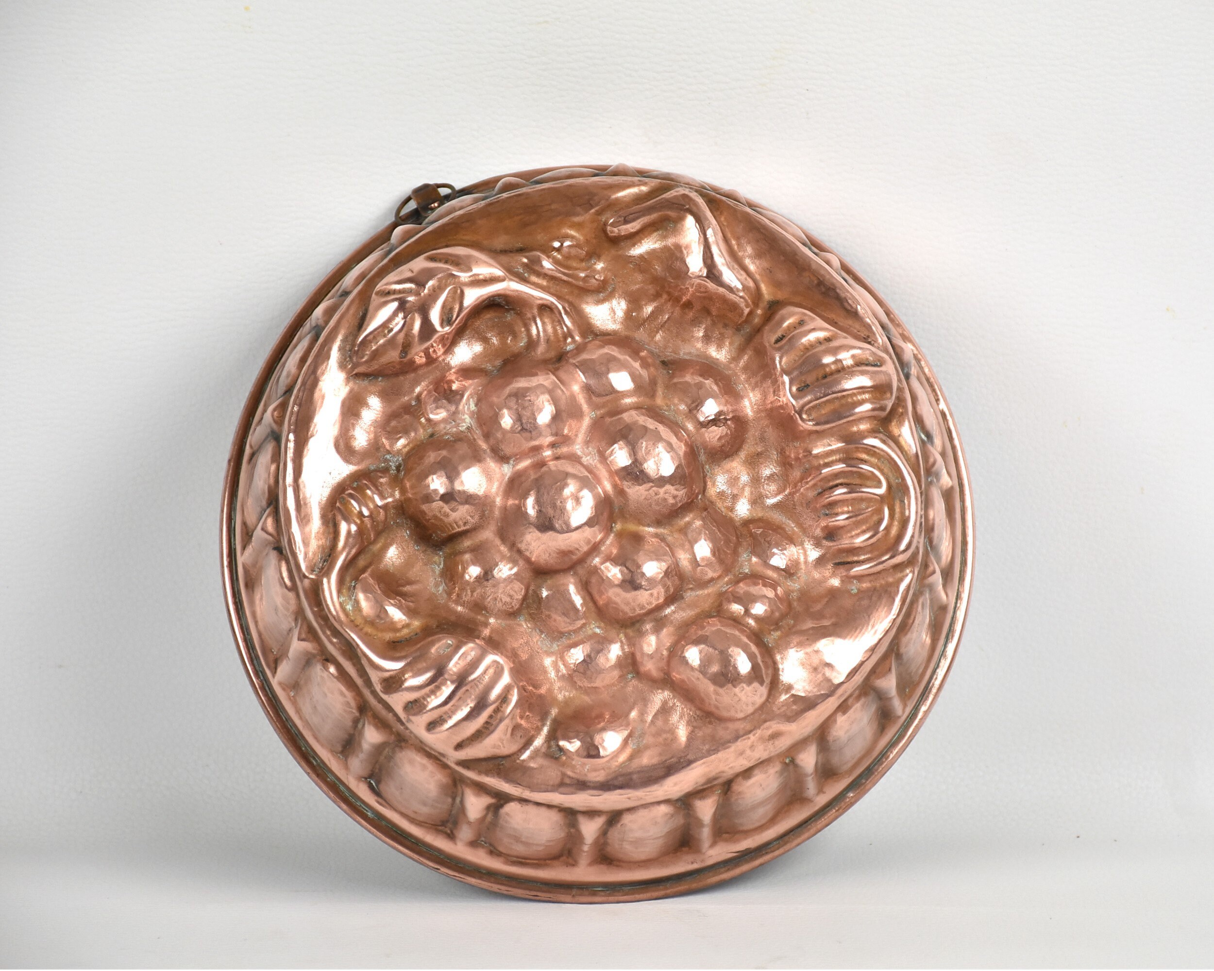 Ancien Moule à Gateau Rond en Cuivre, Décor Grappe de Raisin
