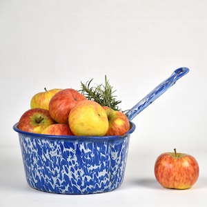 Ancienne casserole émaillée, Marbrures blanches et bleues,  Avec bec verseur,  Pour la décoration de la cuisine ou du jardin