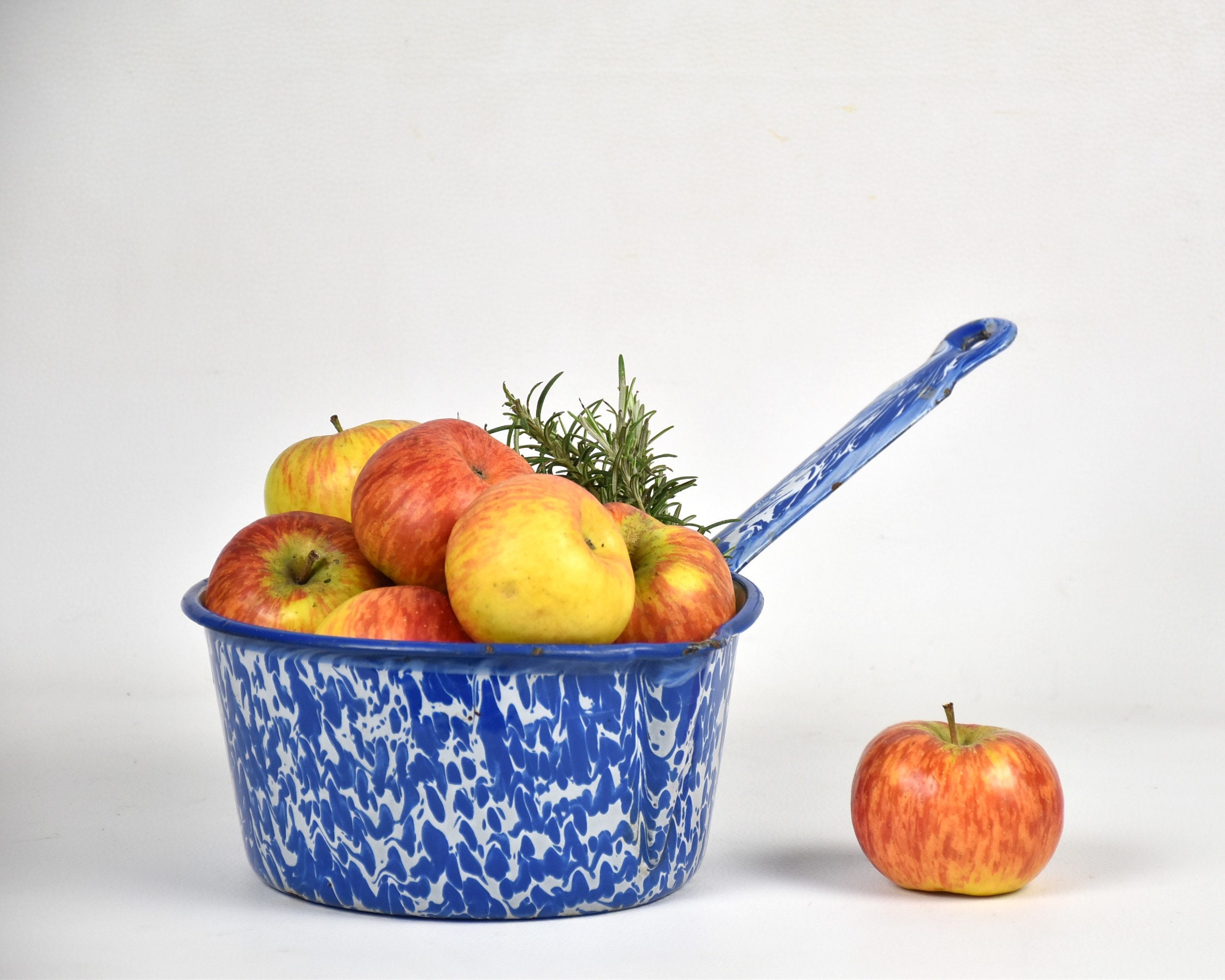 Ancienne Casserole Émaillée, Marbrures Blanches et Bleues, avec Bec Verseur, Pour La Décoration de C