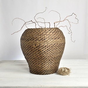 Puede incluir: Juego de tres tazas de cerámica con acabado mate moteado. Cada taza presenta un color diferente: azul claro, crema y gris. Las tazas tienen un diseño simple y moderno y un asa cómoda.