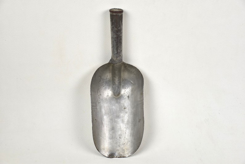 Vintage grain scoop Metal measuring cup for farmhouse kitchen decor image 3