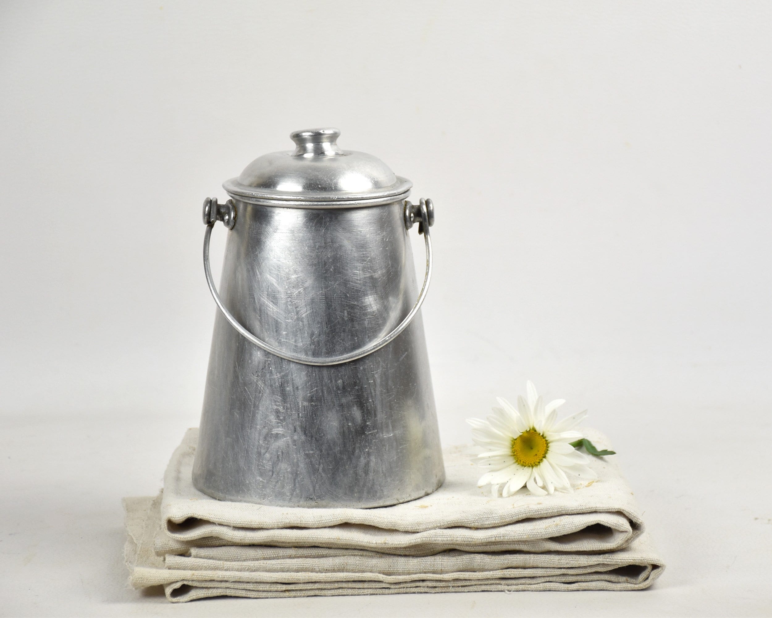 Ancienne Laitière Pot à Lait en Aluminium de Forme Trapezoidale avec Couvercle