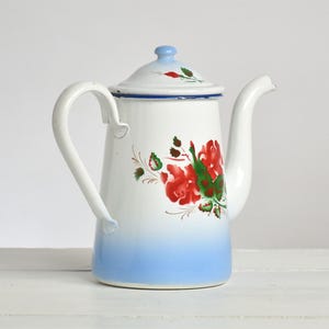 Ancienne cafetière émaillée blanche et bleue avec motif floral - Accessoire de bar - Décoration cuisine