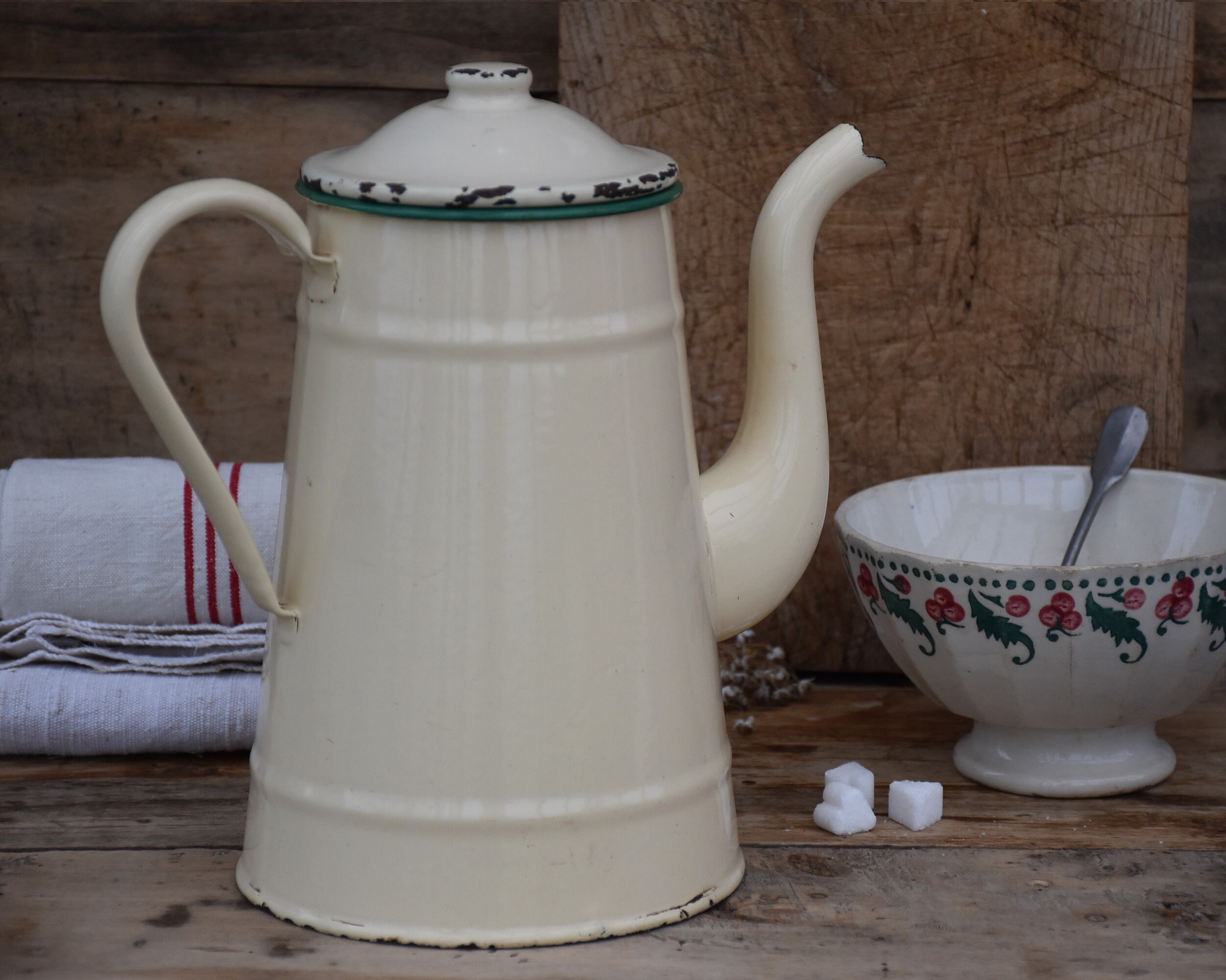 Ancienne Grande Cafetière Émaillée Crème avec Une Bordure Verte, France 1940