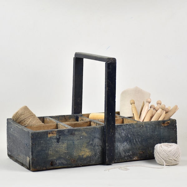 Ancienne caisse outils à compartiments ou panier en bois peint bleu, Décoration maison de campagne et instyle industriel