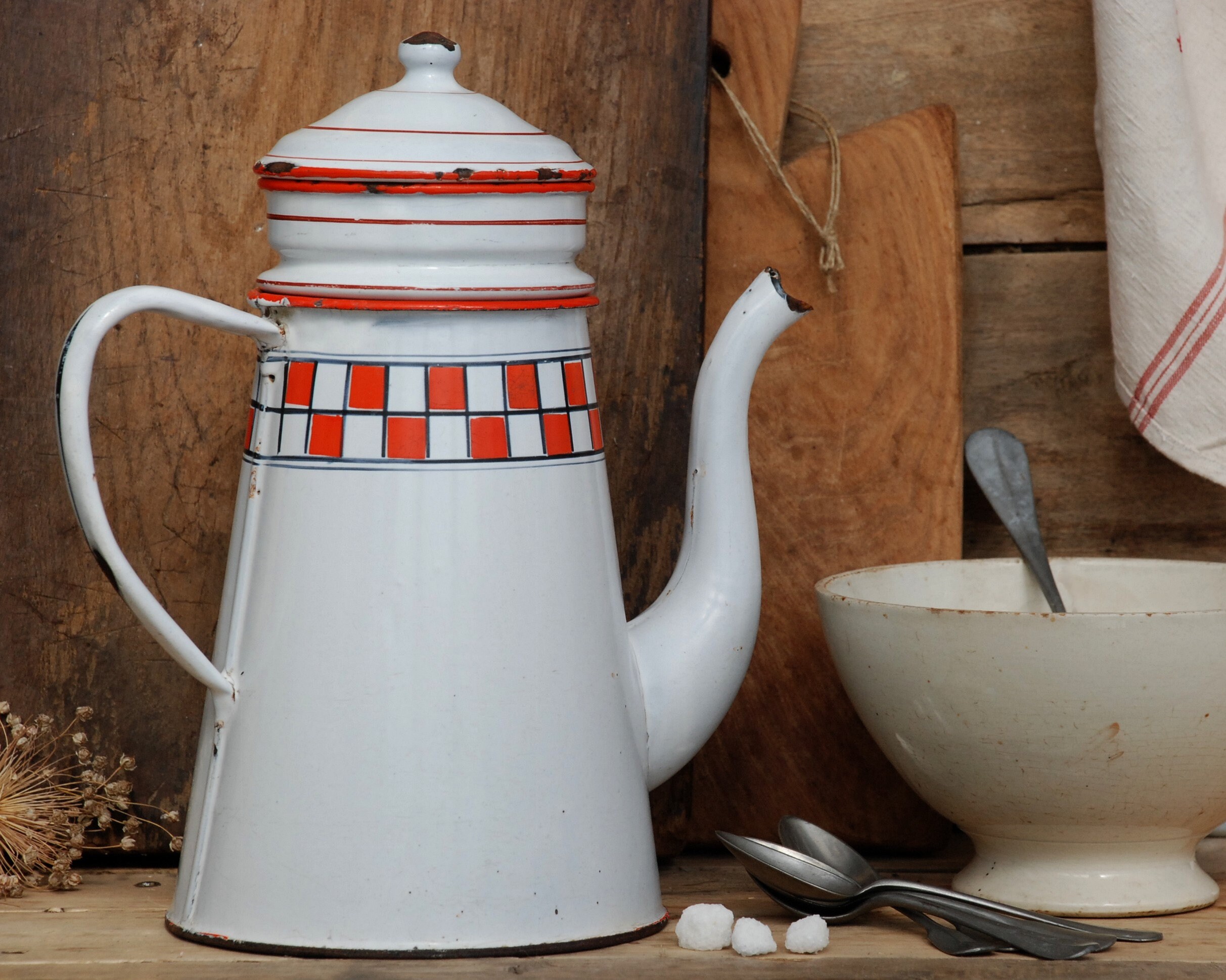 Ancienne Cafetière Émaillée Blanche à Carreaux Rouge, Décoration Cuisine Campagne Rustique.