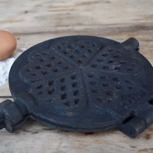 Ancien gauffrier ou moule à gauffre fonte motifs cœurs - Déco hivernale maison campagne