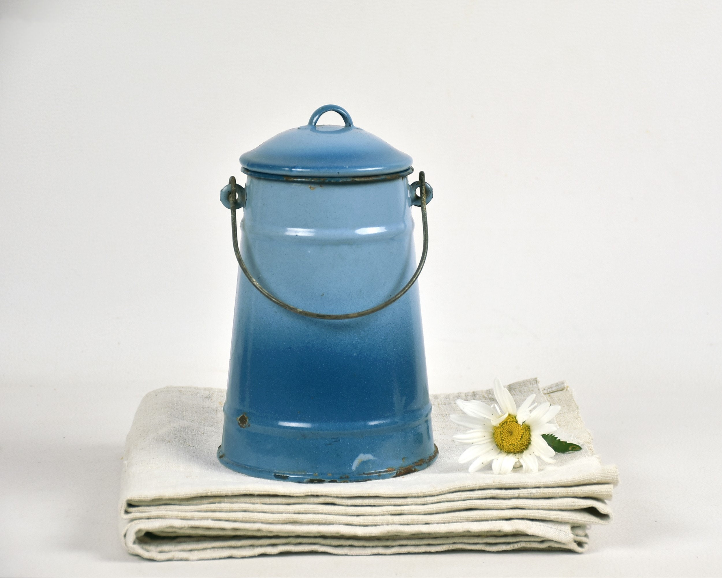 Pot, Bidon de lait ancien en tôle émaillée dégradée bleu avec