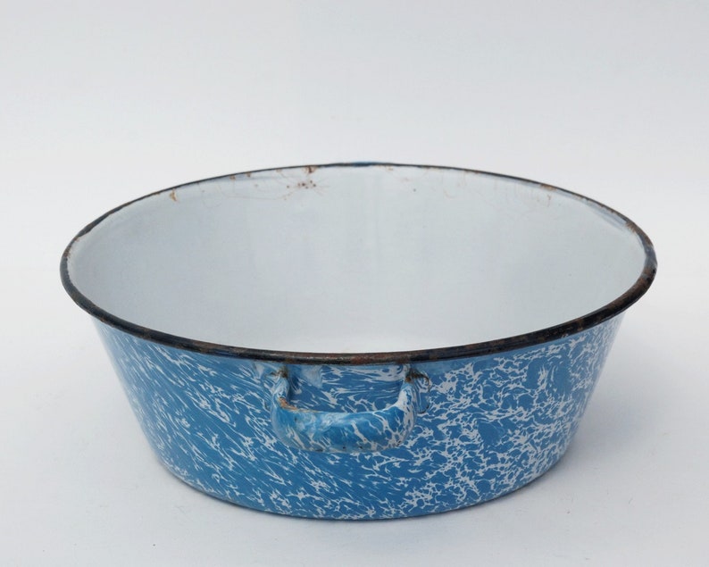 Ancienne petite bassine émaillée, Marbré bleu et blanc, Bac à fleurs pour extérieur et jardinage. image 5