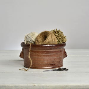 Peut inclure: Un ensemble de trois tasses en céramique avec une finition mate et mouchetée. Les tasses sont dans des tons crème, marron clair et marron foncé. Chaque tasse a un design simple et minimaliste, parfait pour le café ou le thé.