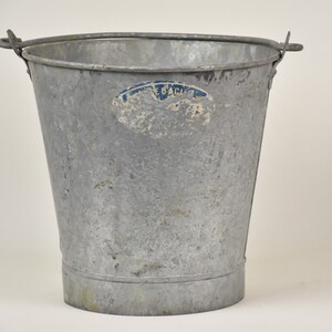 Small galvanized bucket vintage : Outdoor hanging planter pot Farmhouse patio and garden decor image 4
