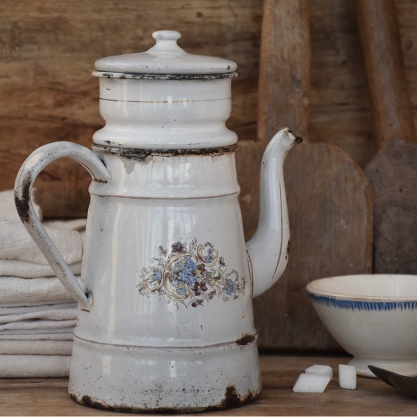 Ancienne petite cafetière émaillée blanche avec un motif floral bleu, Accessoire de bar, Décoration de cuisine