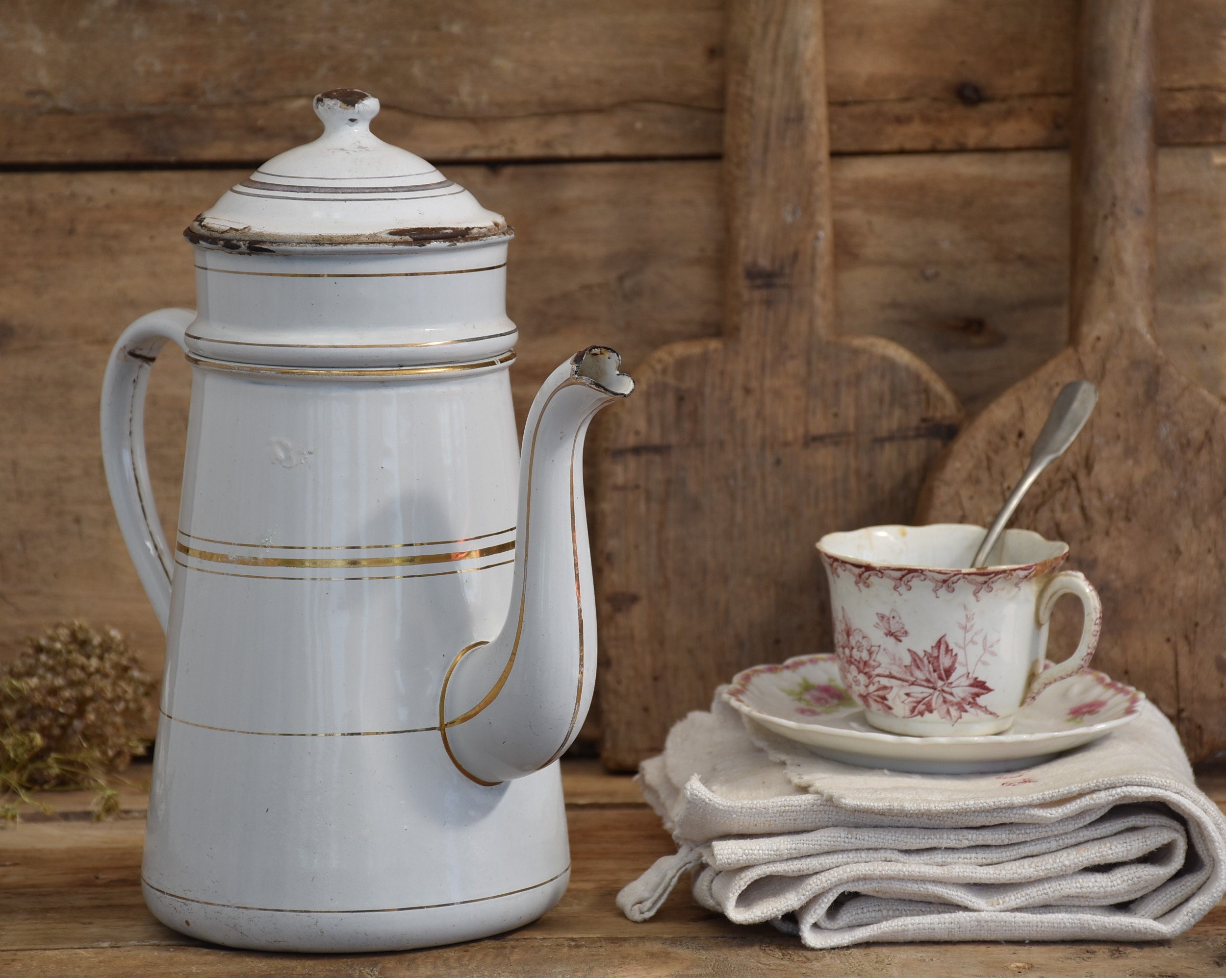 Ancienne Cafetière Émaillée Blanche et Or, Déco Cuisine Vintage.