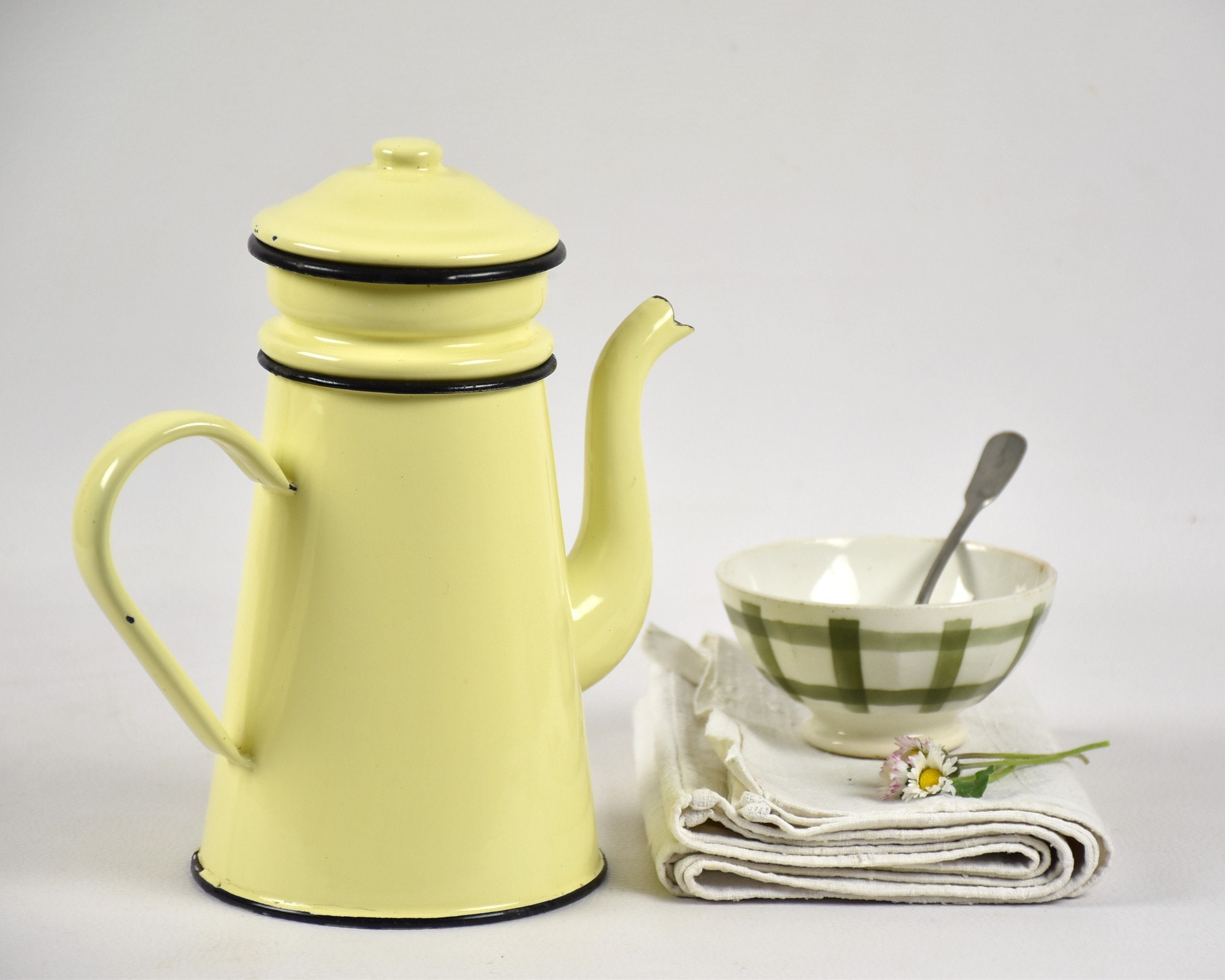 Ancienne Petite Cafetière Émaillée Jaune, avec Filtres, Déco Cuisine Vintage