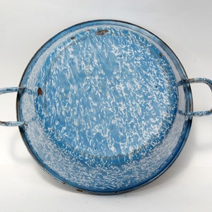 Ancienne petite bassine émaillée, Marbré bleu et blanc, Bac à fleurs pour extérieur et jardinage. image 6