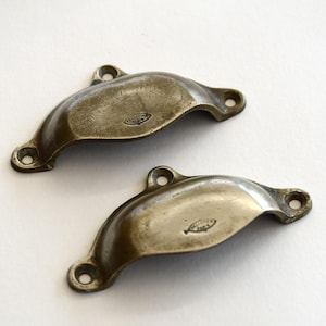 Deux poignées de tiroirs en bronze : Coquilles meubles anciens - Style industriel