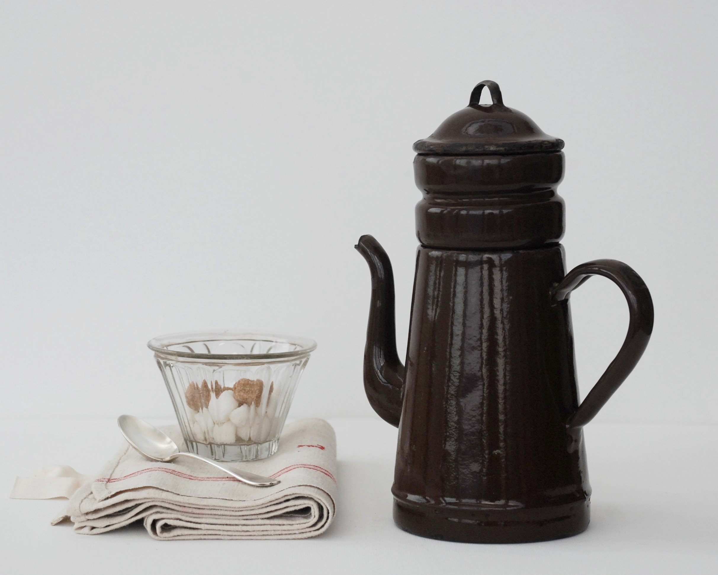 Ancienne Cafetière Émaillée Marron Foncé avec Couvercle et Filtre, Décoration Cuisine Vintage.