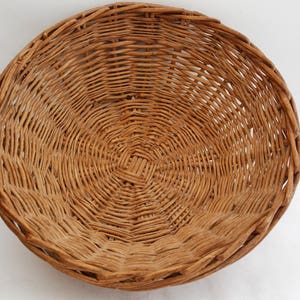 Wicker baker basket vintage : Round bread storage for farmhouse and country kitchen decor image 9