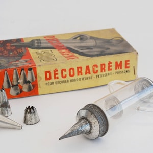 Seringue à décorer les gateaux avec 9 embouts dans sa boite en carton  Décoracrème Rod