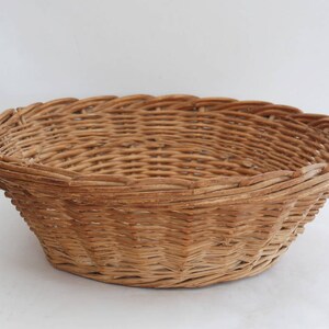 Wicker baker basket vintage : Round bread storage for farmhouse and country kitchen decor image 2