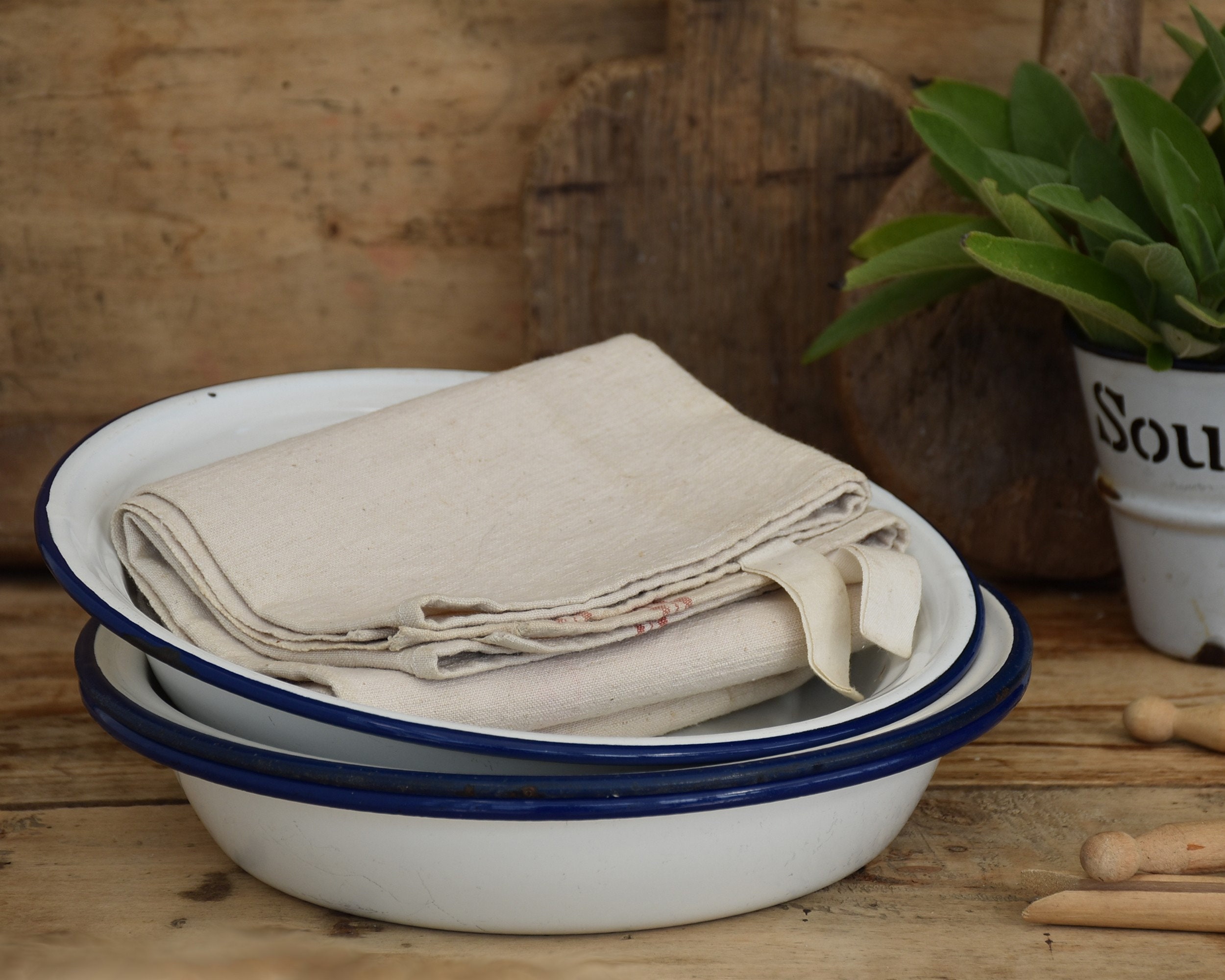 Ensemble de 3 Petits Plats Émaillés ou Bassines, Blanc avec Bordure Bleue, Déco et Rangement Cuisine